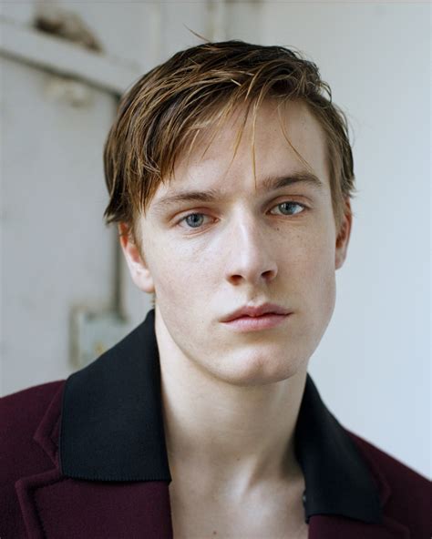 Louis Hofmann full frontal in The White Crow (2019)